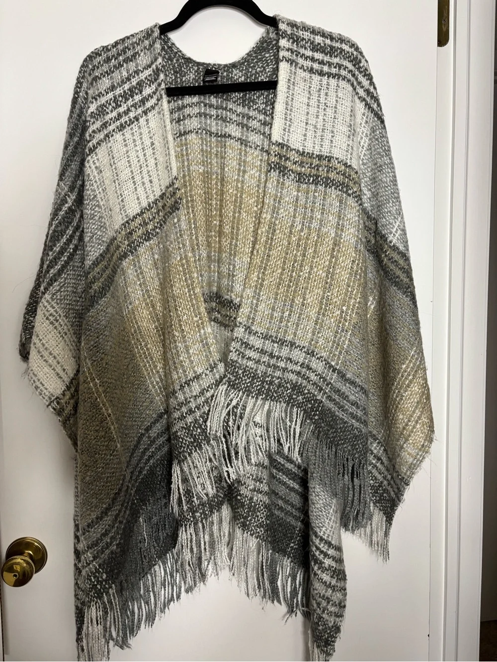 Saks Fifth Avenue Plaid Fringe Throw in Gray, White & Tan